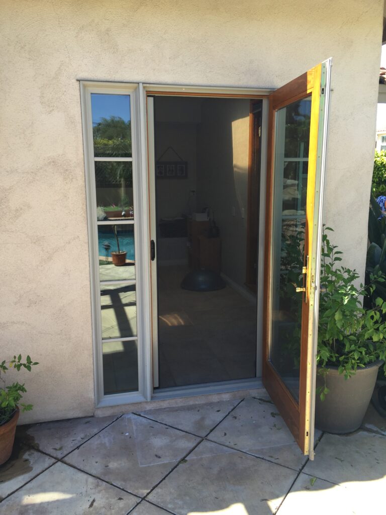 Retractable screen door