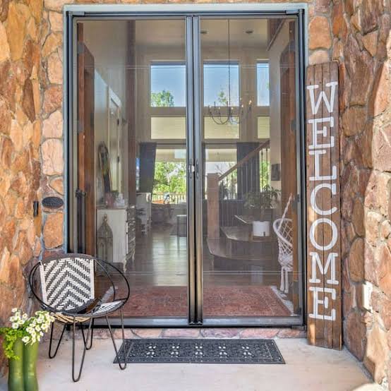 Retractable Screen Doors Near Me in Cardiff: A Simple Upgrade for Coastal Living Comfort
